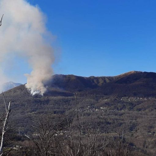 Fiamme negli alpeggi sopra Cossogno VIDEO E FOTO