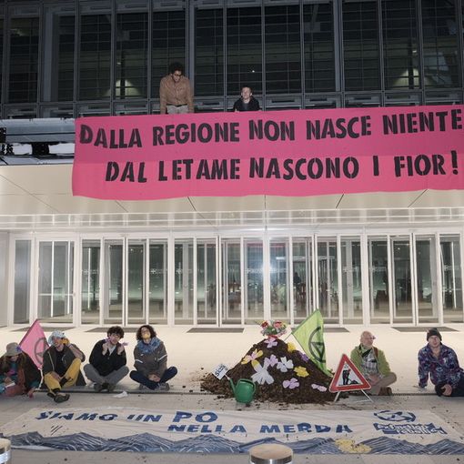 &quot;Siamo ancora nella merda&quot;: scaricati quintali di letame davanti al grattacielo della Regione