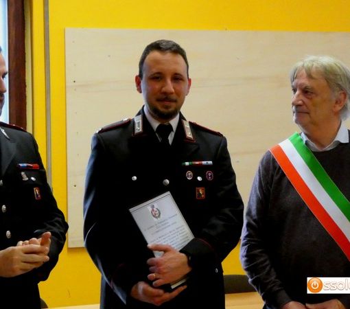 Foto: il maresciallo Sparascio al centro nella foto durante la consegna della targa
