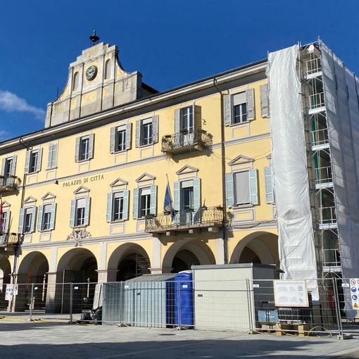 Nuovo look per il Municipio di Pallanza: i lavori di restauro volgono al termine