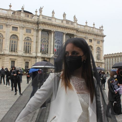 Matrimonio &quot;a lutto&quot; davanti alla Regione: &quot;Dateci una data per ripartire&quot;. VIDEO