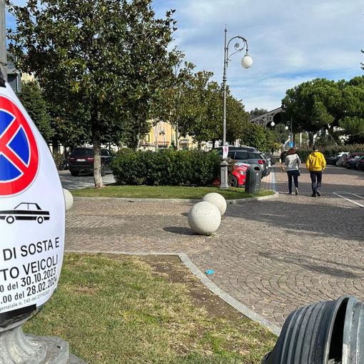 Sotto Natale commercianti alle prese con la soppressione dei parcheggi sul lungolago di Intra