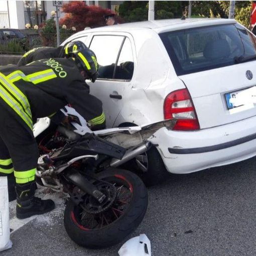 Moto contro auto a Verbania, ferito il centauro