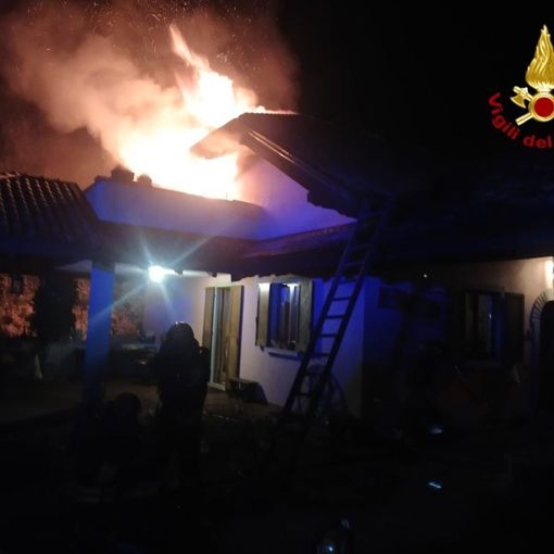 Fiamme nella casa del sindaco Severino. Lei e il marito trasportati in ospedale