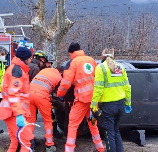 Auto si ribalta tra Ornavasso e Migiandone, ferito 82enne