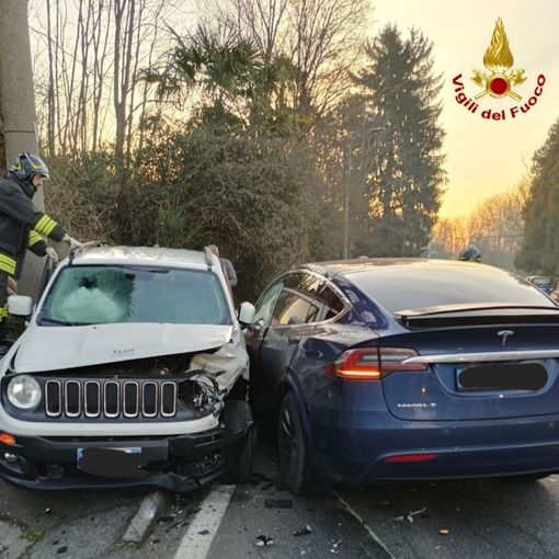 Incidente stradale a Fondotoce: scontro tra una Tesla e una Jeep Renegade