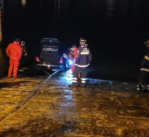 Auto si inabissa nel lago a Suna, recuperata dai Vigili del fuoco VIDEO