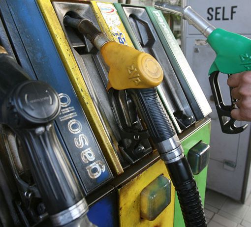 Nuovi rincari della benzina: Federconsumatori chiede l'intervento del Governo