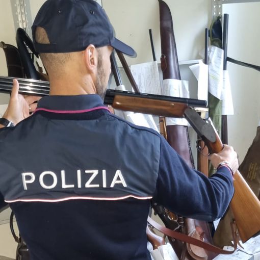 La polizia intensifica i controlli sulla detenzione di armi: 61 sequestri