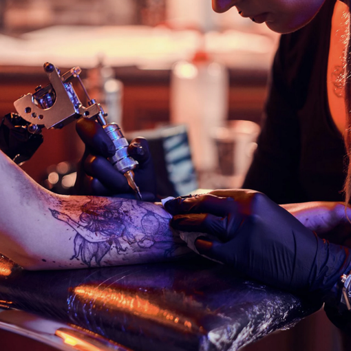 Tatuaggi e piercing, rivoluzione in Piemonte: nuove regole e contrasto agli abusivi VIDEO
