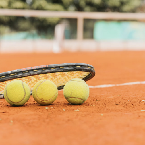 Tecnologia nel tennis: Innovazioni e avanzamenti tecnologici che hanno trasformato il modo in cui il tennis viene giocato e seguito