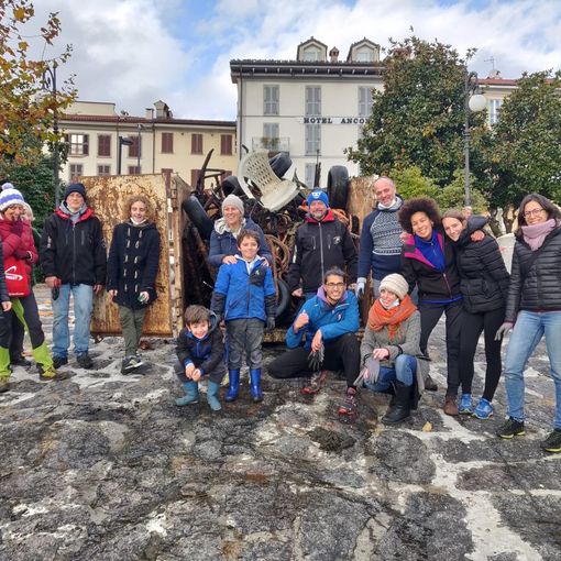 Ripulito il fondale del porto di Intra. FOTO