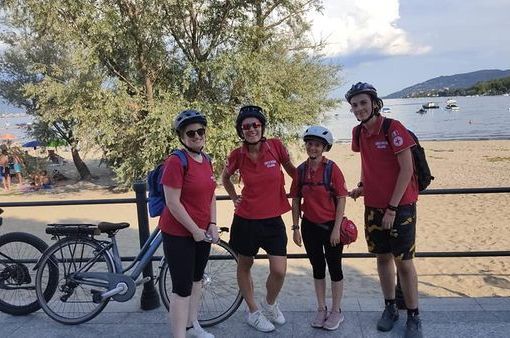 Croce rossa, i volontari di Baveno vigilano in e-bike sulla salute di residenti e turisti