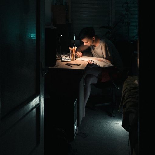 Studiare la notte conviene? Vantaggi e consigli per lo studio notturno