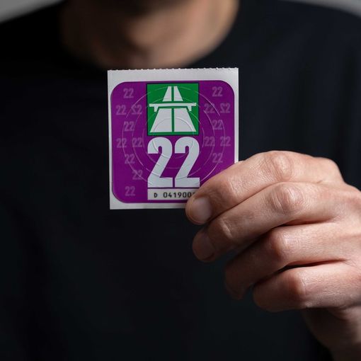 È viola la “vignetta” 2022 per viaggiare sulle autostrade svizzere