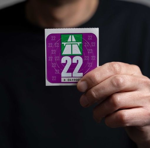 Svizzera, la “vignetta” autostradale 2022 va esposta dal 1 febbraio