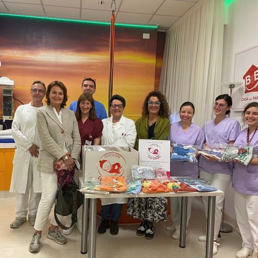 L'associazione Cuore di Maglia dona corredini alla neonatologia di Verbania