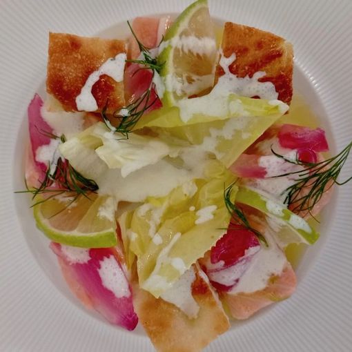 Ceviche di salmone, cipolla rossa, lime e coriandolo
