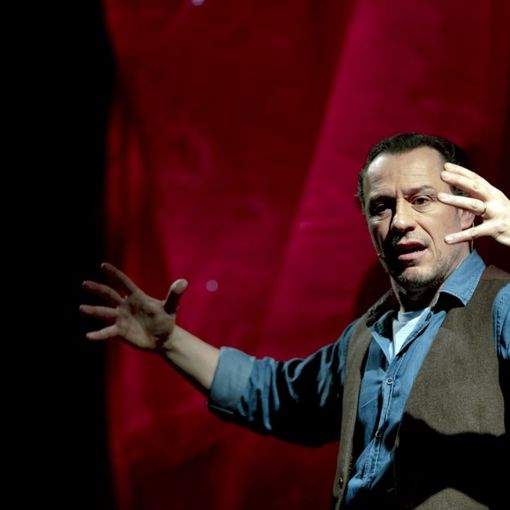 Il Maggiore, Stefano Accorsi in scena con 'Azul Gioia, Furia, Fede y Eterno Amor'