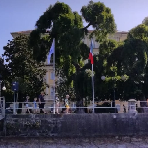 Bandiere di benvenuto sul lungolago di Pallanza
