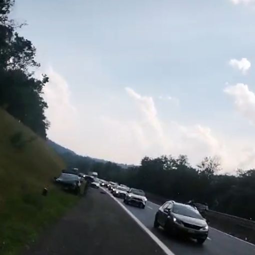 Incidente in autostrada, auto si ribalta in mezzo alla carreggiata