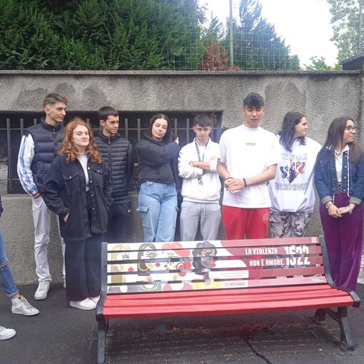 Nuova grafica per la panchina rossa grazie agli studenti del Ferrini Franzosini