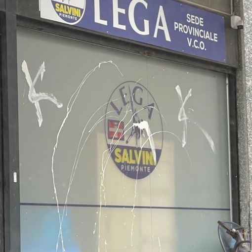 Imbrattata con vernice la sede della Lega a Verbania, Montani: “Denunceremo l’autore del gesto vandalico”