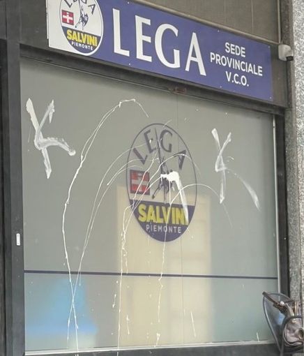Atto vandalico contro sede provinciale della Lega: l'autore ripulisce le vetrine. Montani: “Non sarà denunciato”