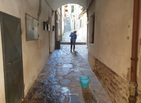 A Omegna un'altra notte all'insegna dell'inciviltà: vicoli scambiati per bagni pubblici