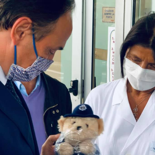 Cirio e l'ambasciatore israeliano in visita al Regina Margherita dal piccolo Eitan