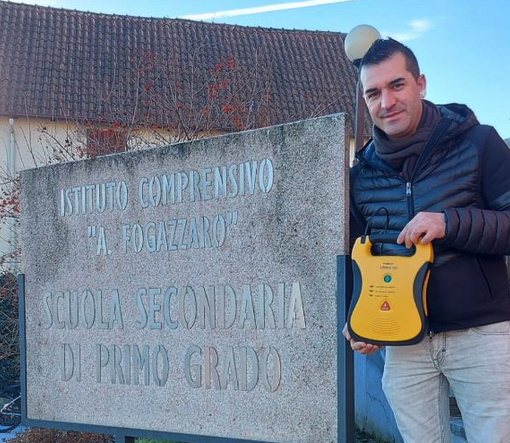Un defibrillatore donato all'istituto Fogazzaro di Baveno