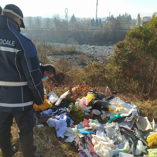 Verbania, rifiuti abbandonati in via Brigata Valgrande Martire