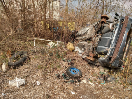 A Gravellona rifiuti abbandonati in via Roma
