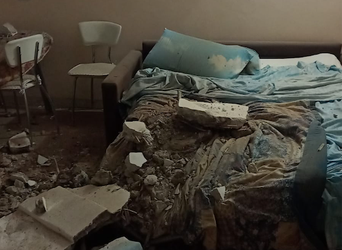 Cede il soffitto di casa: si mette in salvo poco prima del crollo