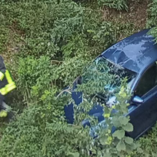 Auto finisce in un dirupo ad Aurano
