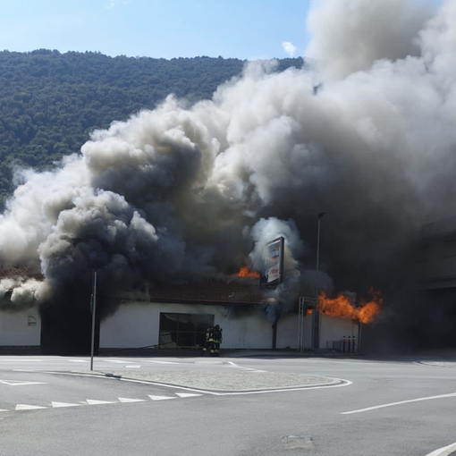 Vasto incendio in un elettrauto a Renco FOTO E VIDEO