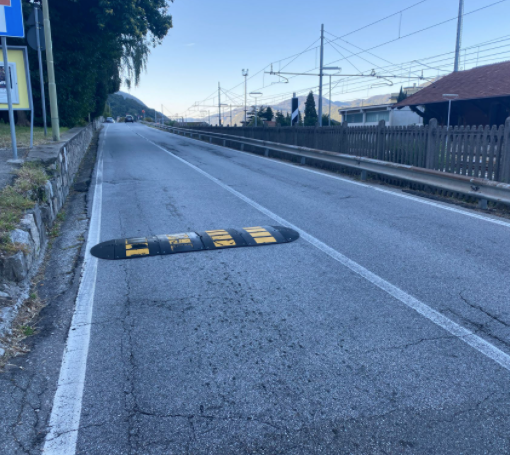 Rischio incidenti per i dissuasori “a metà” in via Repubblica e vicino al circolo Ferraris