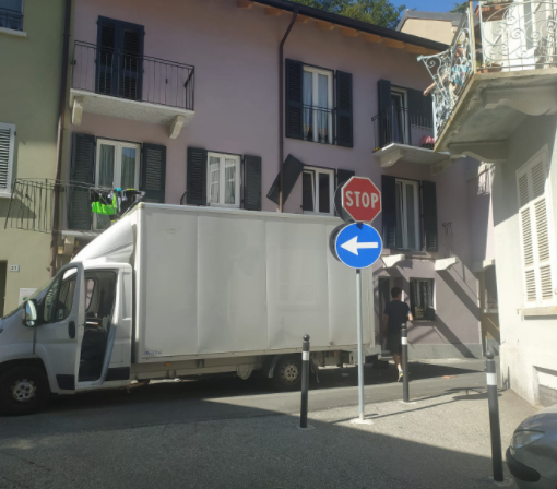 Camioncino urta due balconi in via Citterio