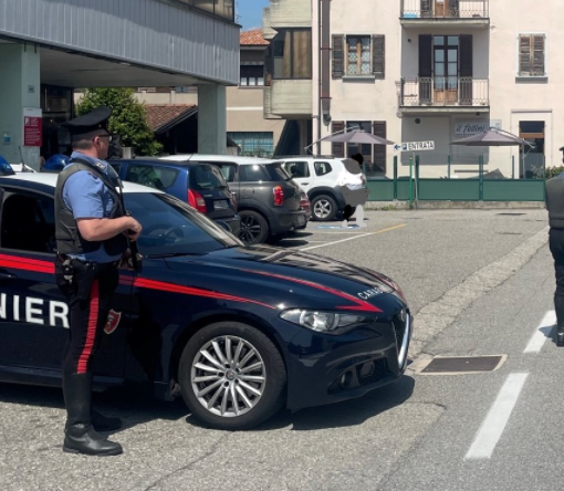 Danneggiano le auto in sosta, uno dei tre vandali aggredisce i carabinieri: arrestato
