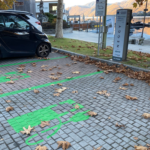Polemiche per i parcheggi delle auto elettriche