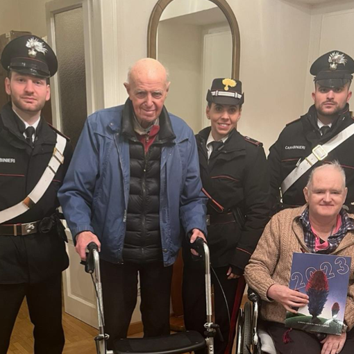 Anziano con figlio disabile non riesce a ritirare il bancomat nuovo: i carabinieri risolvono il problema
