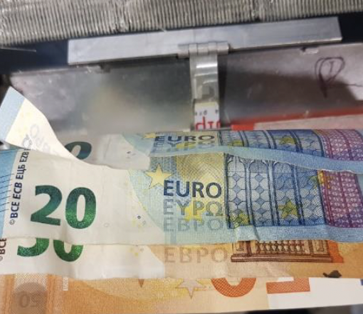 Manomettono alcuni bancomat e rubano 4000 euro, arrestati a Milano un romeno e un albanese