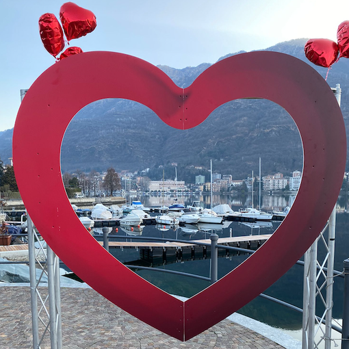 San Valentino, sono tornate le postazioni a forma di cuore per i selfie
