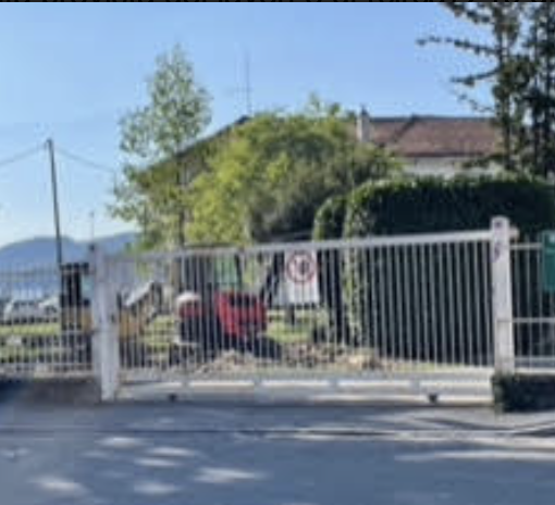 Operai e ruspe al lavoro per “demolire” il parco giochi di Intra