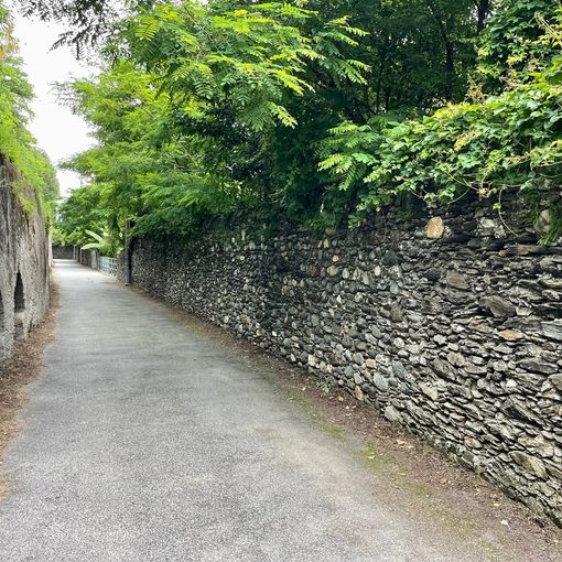 Selasca ripulita: sfalcio del verde eseguito nella storica via di Intra alta