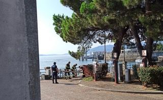 Vigili del fuoco di Verbania ripescano una bicicletta nel lago
