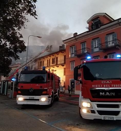 Tetto in fiamme all'alba a Suna