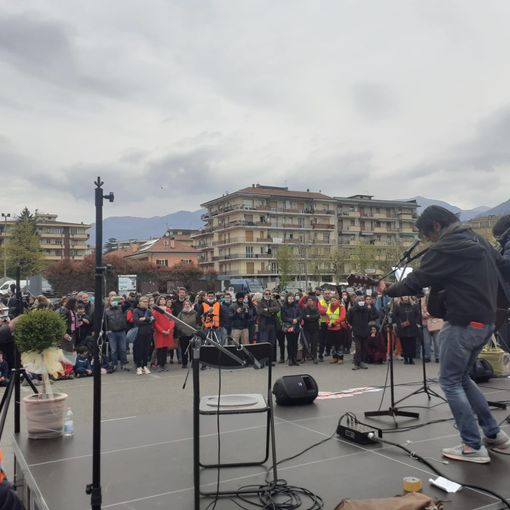 In molti oggi a Verbania per la manifestazione di 'Fuoco Rinascita Vco' FOTO