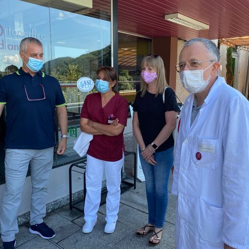 “Se sono sopravvissuto al Covid lo devo al personale del Coq”, ex paziente torna a Omegna per ringraziare chi gli ha salvato la vita