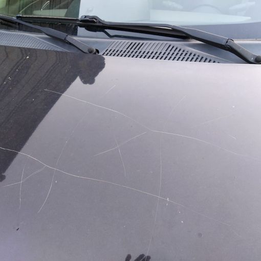 Vandali in azione a Crusinallo: danneggiate diverse auto